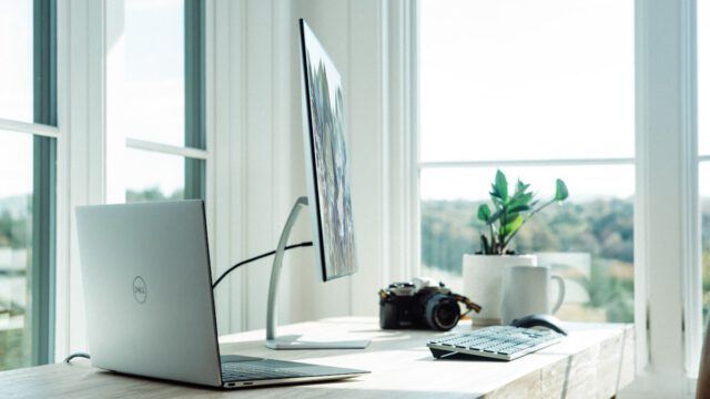 AI副業でプログラミング知識が必要か考える小売業の40代の机