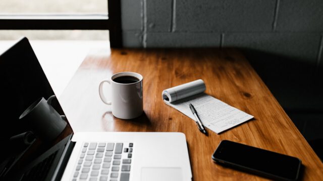 6月の作戦宣言を書く販売職40代の朝の書斎・MacBookとコーヒー