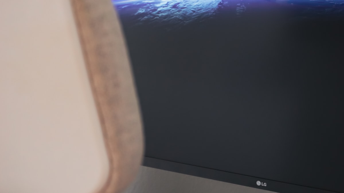 Mac構成を選ぶ販売職40代の木製デスク・モニターとキーボード