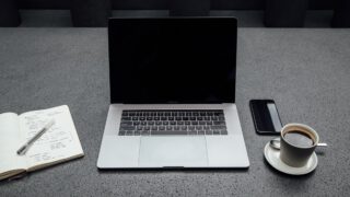 A8申請レポートを書く朝の机・MacBookとコーヒーとノート