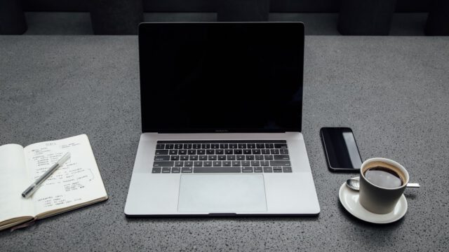 A8申請レポートを書く朝の机・MacBookとコーヒーとノート