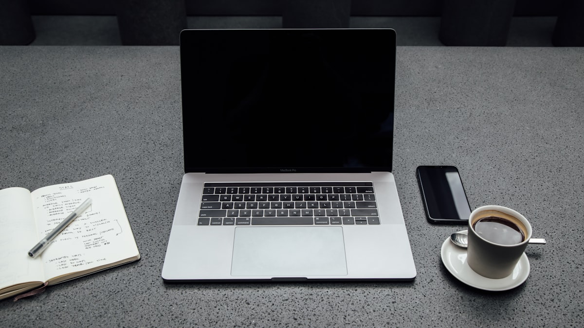 A8申請レポートを書く朝の机・MacBookとコーヒーとノート